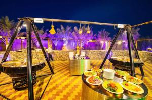 杜拜的住宿－Desert Safari Dubai Tour Chemist，餐桌上放有盘子的餐厅