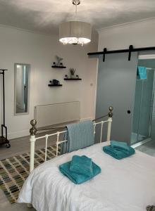 Ένα ή περισσότερα κρεβάτια σε δωμάτιο στο Large Three bed Two bathroom flat in Central Torquay