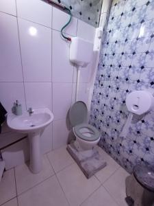 a bathroom with a toilet and a sink at Green House Hostel in Cabo Polonio