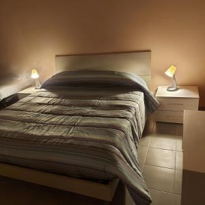 - une chambre avec un lit et deux lampes sur une table de chevet dans l'établissement Room & Breakfast Santa Maria, à Reggio d'Émilie