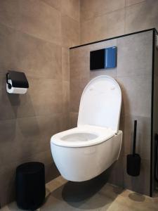 een badkamer met een wit toilet in een kamer bij Lanterfant in Nes