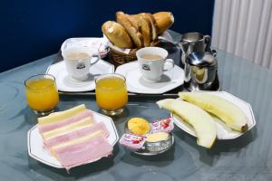 un vassoio di prodotti per la colazione e bevande su un tavolo di Status Motel a Niterói