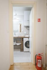 una cucina con lavatrice e asciugatrice in camera di APARTIQUE ZAGREB studio apartman a Zagabria