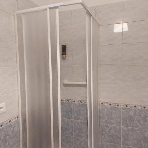 una doccia con porta in vetro in bagno di Room & Breakfast Santa Maria a Reggio Emilia