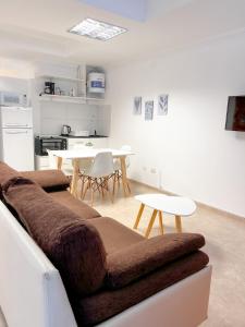 sala de estar con sofá y mesa en BORGES HOUSE APARTS Apartamentos a dos cuadras del obelisco! en Buenos Aires