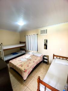 um quarto com duas camas num quarto em Pousada Village Rio Centro no Rio de Janeiro