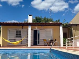eine Villa mit Swimmingpool und einem Haus in der Unterkunft A Casa da Lua in Tomar