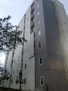 SMART Dream Inn في تانغيرانغ: مبنى تعليق مع نوافذ على الجانب منه