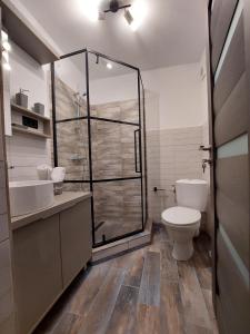 Et badeværelse på Snug Apartments - Private Parking near DownTown + 65 billeder