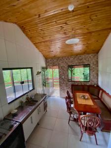 cocina y comedor con techo de madera en Canto das Águas, en Alagoa