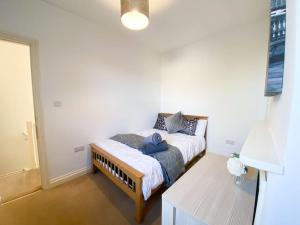 a small bedroom with a bed in a room at Central 4 bed-Reading City Centre in Reading
