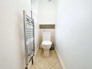 a bathroom with a white toilet in a room at Central 4 bed-Reading City Centre in Reading