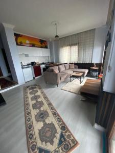 een woonkamer met een bank en een tapijt bij Shark SeaView Villa in Şarköy
