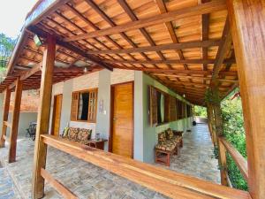 pérgola de madera sobre el patio de una casa en Canto das Águas, en Alagoa