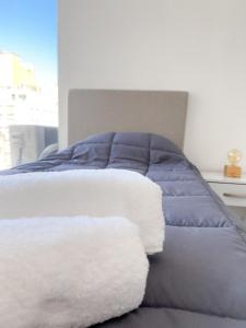 una pila de toallas sentadas encima de una cama en BORGES HOUSE APARTS Apartamentos a dos cuadras del obelisco! en Buenos Aires