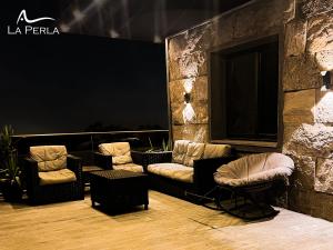 Posezení v ubytování laperla chalet villa di lusso deadsea