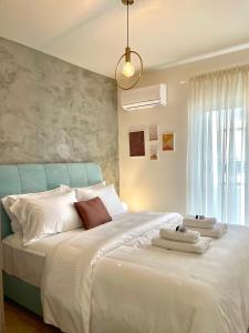 ein Schlafzimmer mit einem großen Bett mit zwei Handtüchern darauf in der Unterkunft Evelyn's Apartment in Alexandroupoli