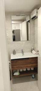 a bathroom with a sink and a mirror at Apartamento Mc Lion in Alcobendas