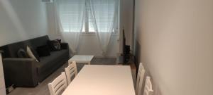 a living room with a table and a couch at Apartamento Mc Lion in Alcobendas