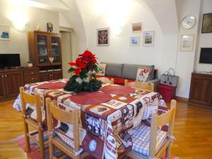 una sala da pranzo con tavolo, sedie e tovaglia di Ca' Rosa a Trento