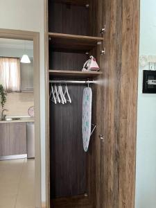 uma cozinha com uma porta de madeira e uma toalha em Room with a view em Drama