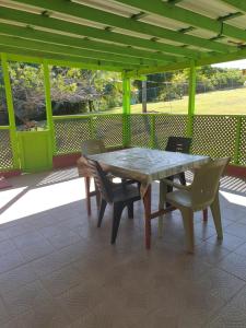una mesa y sillas en un patio en Seawind Cottage Authentic St.Lucian Accommodation near Plantation Beach en Gros Islet