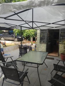 Un restaurante u otro lugar para comer en Casa en Solymar, 2 dormitorios