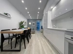 kuchnia i jadalnia ze stołem i krzesłami w obiekcie Batuecas Plaza Castilla - 4 dormitorios w Madrycie