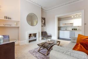 - un salon avec un canapé et une table dans l'établissement Luxury and Stylish one bed apartment in Windsor, à Windsor