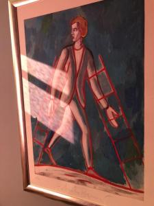 Un dipinto di un uomo che cammina su una tavola da surf di La scala del libro a Santo Stefano di Rogliano