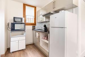 A kitchen or kitchenette at FERY HOME 76 - Au Paradis Caché de Rouen