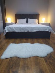 Mardakan Villa في باكو: غرفة نوم مع سرير مع سجادة بيضاء على الأرض