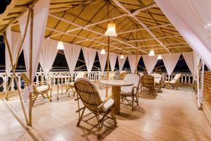 Restaurace v ubytování La Vaiencia Beach Resort, Morjim