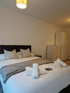 1 dormitorio con 1 cama con toallas en Modern-New Build Apartment in Birmingham, en Birmingham
