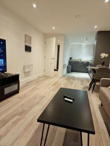 een woonkamer met een salontafel en een woonkamer bij Modern-New Build Apartment in Birmingham in Birmingham