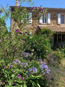 Vonkajšia záhrada v ubytovaní Mas Les Romarins, 10 min d'Uzès, piscine et grand jardin clos, jeux, nid de repos et base pour activités dans le Gard