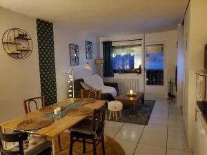 ein Wohnzimmer mit einem Tisch und einem Esszimmer in der Unterkunft Studio avec petit balcon et cheminée - Grand Massif in Les Carroz d'Araches