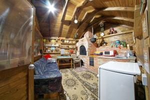 摩爾多瓦地區肯普隆格的住宿－Casa Mia，带沙发的客厅和带冰箱的厨房。