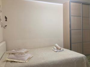 um quarto com uma cama com duas toalhas em Экономичная студия с тенистым патио вблизи пляжа em Kotor