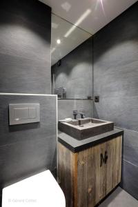 uma casa de banho com um lavatório e um WC em Studio Megève centre em Megève