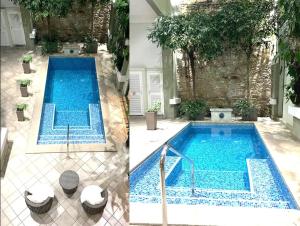 una piscina en una casa con baldosas azules en el suelo en AmazINN Places Casco Viejo Duplex and Pool, en Panamá