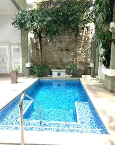 ein Schwimmbad in der Mitte eines Gebäudes in der Unterkunft AmazINN Places Casco Viejo unique Desing and Pool I in Panama-Stadt