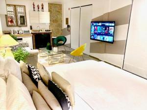 TV a/nebo společenská místnost v ubytování AmazINN Places Casco Viejo unique Desing and Pool VII