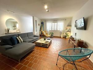 a living room with a couch and a table at AmazINN Places Casco Viejo Casa Espanola in Panama City