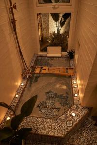 巴拿馬城的住宿－AmazINN Places Casco Viejo Casa Espanola，享有上方景色的浴室,铺有瓷砖地板