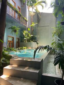 un patio con piscina en un edificio en AmazINN Places Casco Viejo Casa Boyd, en Panamá
