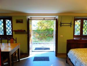 um quarto com uma cama e uma porta para um quintal em La Fioraia bilocale con giardino em LʼAquila