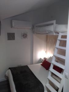 1 dormitorio con litera y escalera en HOMELY Duplex Curtidores, en Cuenca