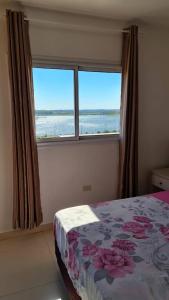 um quarto com uma cama e vista para o oceano em Valentina em Encarnación