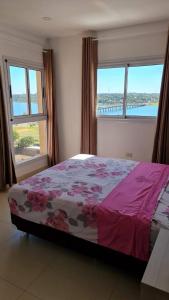恩卡納西翁的住宿－Valentina，一间卧室设有一张床,享有海景